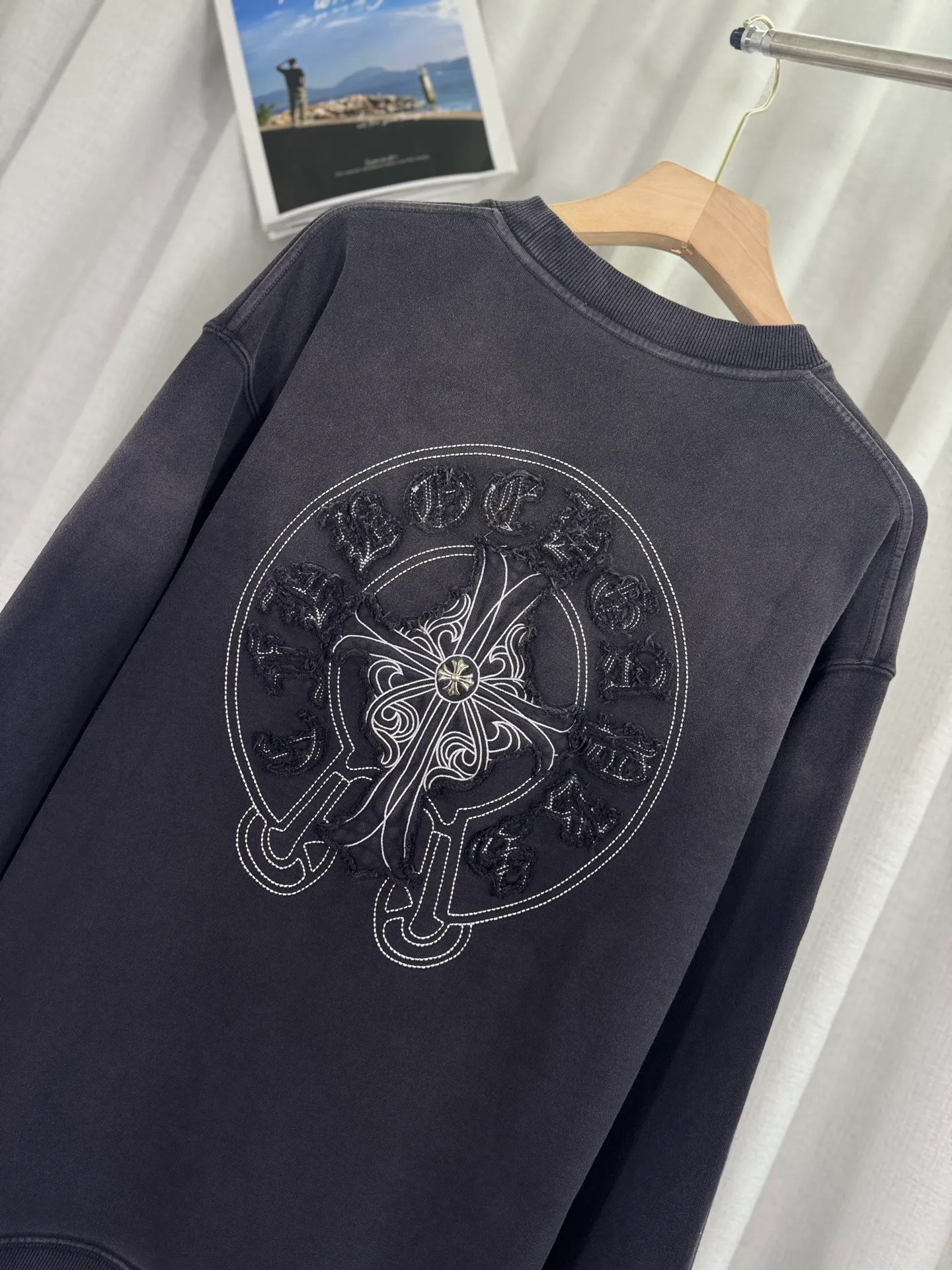 P280 top version, real shot without P, ​​different from market currency) 𝗖𝗵𝗿𝗼𝗺𝗲 𝗛𝗲𝗮𝗿𝘁𝘀/Cro Heart 2025 washed patch embroidery autumn and winter new original single counter American laser burnt 3D three-dimensional color embroidery couple casual sweatshirt 👑The highest version! Customized fabric 500g tripe terry fabric! American acid-washed and distressed original fabric laser burnt ✟appliqué embroidery and exquisite embroidery of letters! The best-selling model in the counter, very comfortable to wear. Accessories: original molded and authenticated collar label➕100% silk wash label. Genuine purchase-grade original hangtag➕matching hanging rope➕3D hanging beads➕original packaging bag. Craftsmanship: The original version has consistent wiring! The highest version of the armhole matching technique! Color: Blue Black Size: S M L XL Style No.: 1033